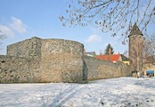 Městské hradby v Čáslavi s Otakarovou věží
