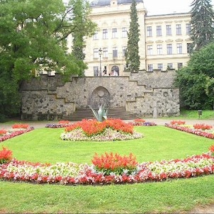 Parková úprava před chrámem sv. Barbory, naproti budova školy