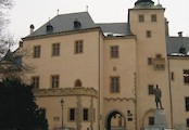 založení Vlašského dvora, V odborné literatuře se založení Vlašského dvora klade na konec 13. století, název „Vlašský dvůr“ (podle florentských mistrů - Vlachů) je archivními prameny doložen roku 1401.