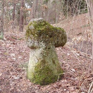 Kamenna bába, Smírčí kříž v sedle u propadliny