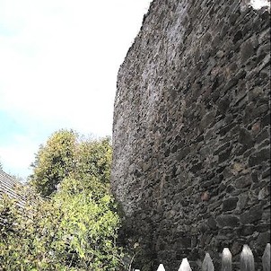 Nejzachovalejší souvislá část hradeb Talmberka