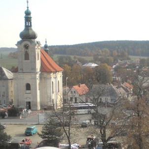 Uhlířsko Janovické náměstí s kostelem sv. Aloise