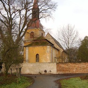 Pohled od Labe, pohled z cyklostezky Nymburk - Kovanice - Poděbrady, která prochází těsně kolem kostela a je vhodná i pro projížďku na in-line bruslích.