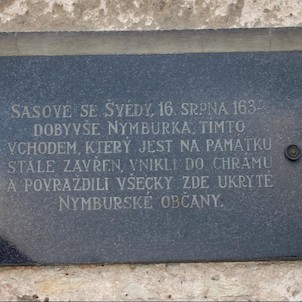 Deska ve zdi chrámu, Koncem 16. století byl chrám husitský a od roku 1622 opět katolický a zasvěcený sv. Jiljí. Raritou je od roku 1634 uzavřený severní portál chrámu, kdy tudy vtrhla sasská vojska a povraždila ukryté obyvatelstvo.