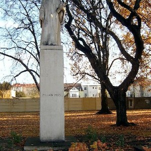 Pomník Jana Husa před kostelem