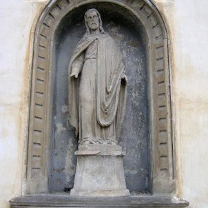 socha ve zdi kostela