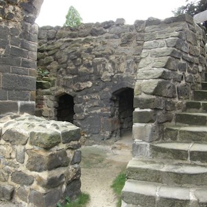 Zbytky hradních zdí