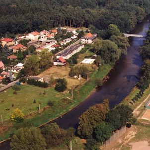 Most přes Jizeru spojuje obce Nový Vestec a Káraný