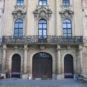 Hlavní vchod ze zámku do parku