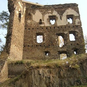 Říčany - hrad, Ve 13. století věnoval Přemysl Otakar II. Říčany Pánům ze Všechrom, kteří zastávali v království vysoké úřady. Kolem r. 1270 vybudoval pan Ondřej, komoří království českého, prostřednictvím královské stavební hutě honosný gotický hrad a s n