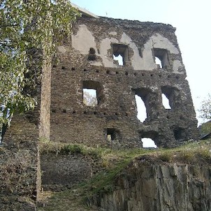 Interiér hradu od západu, Celý areál hradu byl pohlcen městskou zástavbou, která z něj příliš nezanechala. Kromě novověce upravení studny se dochovaly vysoká torza dvou honosných staveb. Na východě je to nároží čtverhranné obytné věže, ke které se na obou