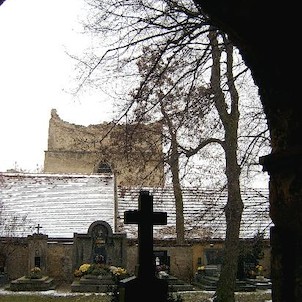 Pohled z kostela, pohled ze zříceniny kostela směrem ke zvonici