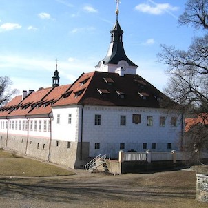 Pohled ná zámek z mostu přes Berounku, Zámek Dobřichovice