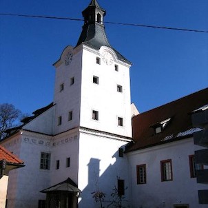 Pohled na zámek z nádvoří, Zámek Dobřichovice