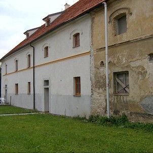 Zámek a cukrárna v zámku, Křídlo zámku, v němž se nachází cukrárna