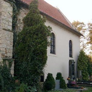 Hřbitov a zadní část kostela