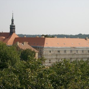 Dominanta obce, Nad obcí Tuchoměřice dominuje silueta kláštera sv. Víta