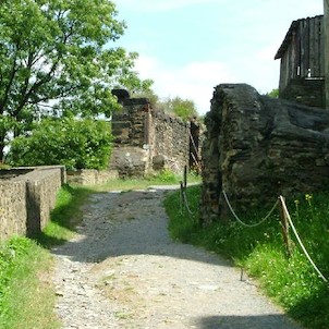 Hrad Okoř - příchod ke hradu