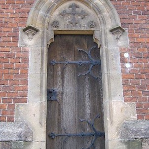 Dveře, s datem ukončení stavby kostela