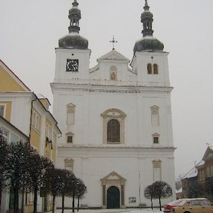 Kostel sv. Františka a Ignáce, Výraznou dominantou březnického náměstí je původně jezuitský kostel svatého Ignáce. Byl postaven v letech 1642 - 1650 a je vyzdoben cennými řezbami.