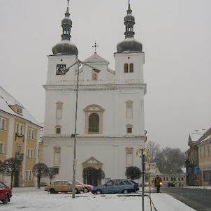 Kostel na náměstí v Březnici