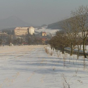 zámek Milešov, od silnice do Kostomlat