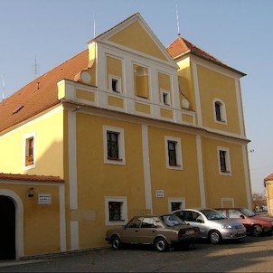 Zámek Kolešovice, Dominantou Kolešovic je zámek, který byl postaven v pseudorenesačním stylu.