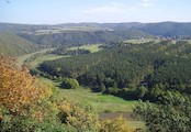 Pohled z Brdatky nad Křivoklátem na meandr Berounk