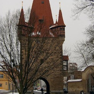 Pražská brána v Rakovníku, pozdně gotická Pražská brána, která byla postavena v roce 1516.