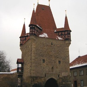 Rakovnická Pražská brána, Snad jedna z nejpůvabnějších staveb tohoto druhu v Čechách. Byla postavena v letech 1516-1517 a její stavbou byla zahájena výstavba městských hradeb.