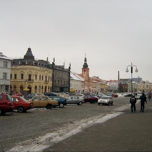 Husovo náměstí s radnicí, Rakovnická radnice je výraznou dominantou jižní strany Husova náměstí v Rakovníku.