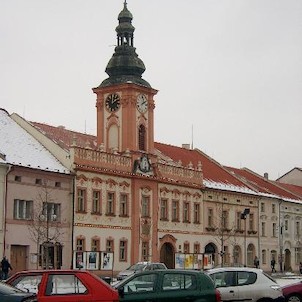 Radniční budova, Radniční budova pochází z let 1734–1738, a je pro ni charakteristická hodinová věž z roku 1801.