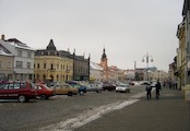 Husovo náměstí s radnicí, Rakovnická radnice je výraznou dominantou jižní strany Husova náměstí v Rakovníku.