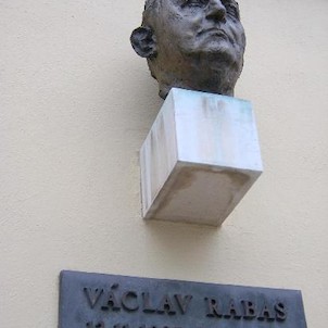 Plastika Václava Rabase, Plastika Václava Rabase na zdi bývalé synagogy v Rakovníku.