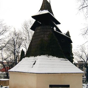 Dřevěná zvonice na hřbitově