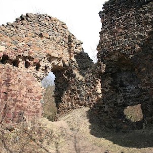 Zřícenina hradu Týřov, Zbytky zdí s viditelnými otvory pro trámy