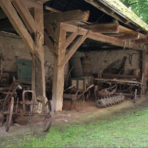 Hamousův statek, Za prohlídku rovněž stojí sbírka nejrůznějších zemědělských nástrojů, povozů a dalších posbíraných zajímavostí.