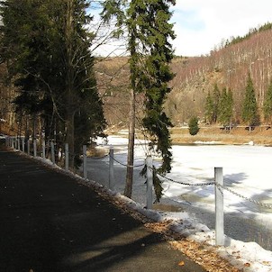 Kamenička, cesta kolem přehrady