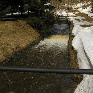 říčka Kamenička, nad přehradou