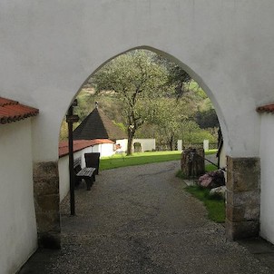 Františkánský klášter, vstup do areálu kláštera