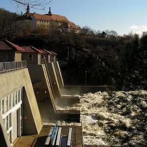 Kadaňský stupeň, v pozadí Františkánský klášter