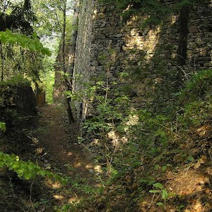 hrad Perštejn, průhled parkánem