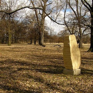 zámecký park, otesaný pískovec v parku