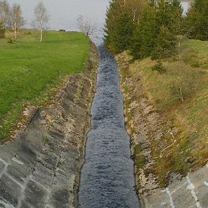 Přísečnice, vyústění podzemního kanálu do přehrady