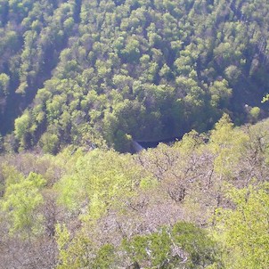 přehrada Jezeří, Pohled na nádrž v údolí z jedné ze skal Velkého západního hřebene