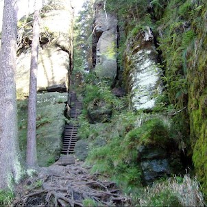 Kyjovský hrad, Vstupní schodiště. Naučná stezka Kyjovské údolí 25.9.05