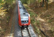 Německý vlak pravidelně jezdící pod českým nadjezdem