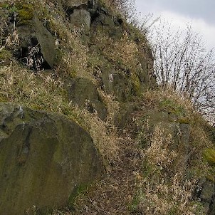 Vrabinec, pěšinka do nejvyšší části zříceniny