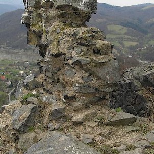 Vrabinec, zbytek zdi na vrcholu skály