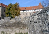 hradby hradu, Hradby vinoucí se kolem celého hradu, se stýkali s obrannými zdmi města (o síle 1,7 m) a zmíněné dva vchody, měli zdvihací most.
